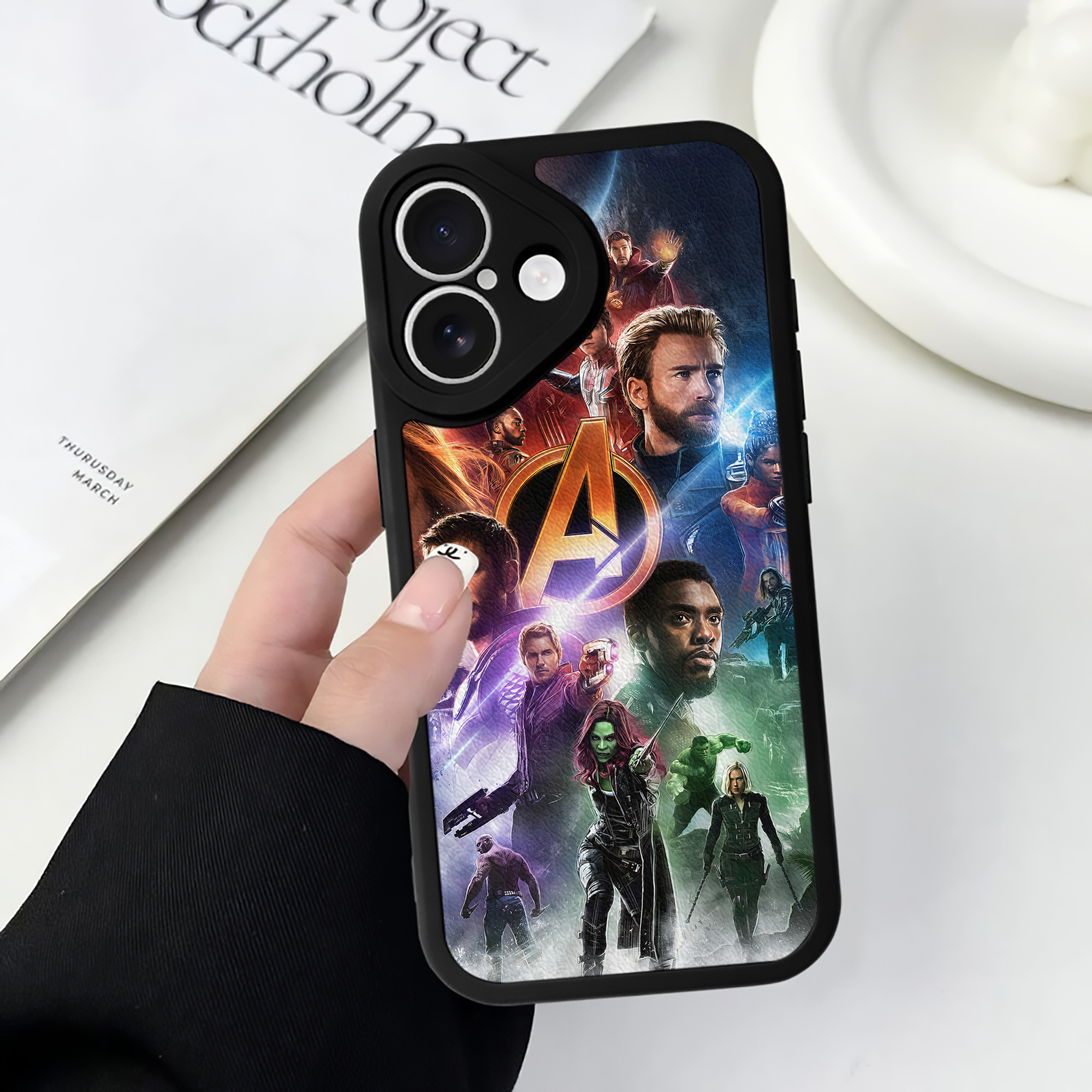 （画像用） アベンジャーズ The Avengers 【iPhone 16シリーズ対応】シリコンスマホケース（レザー調） 材質：シリコン